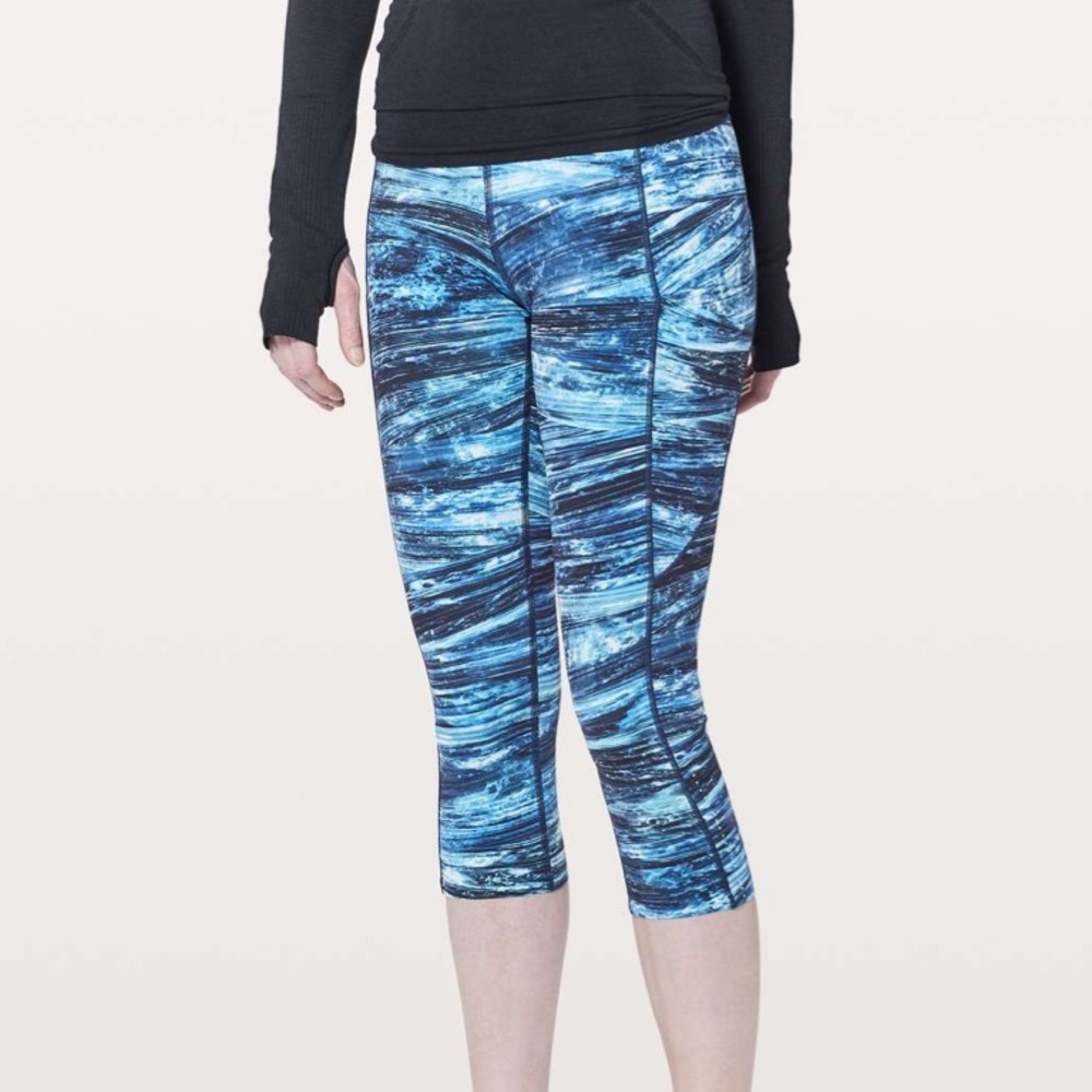 EUC. Lululemon Fast & Free Crop II *Nulux 19” - Shorlines Multi Blue